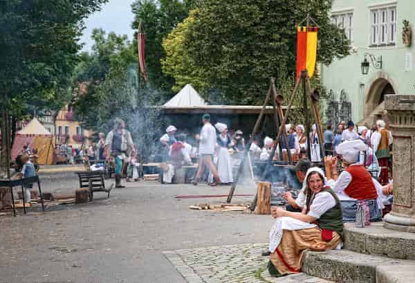Reichsstadttage Rothenburg ob der Tauber, Lager Herrngasse, Frau kochen Holz